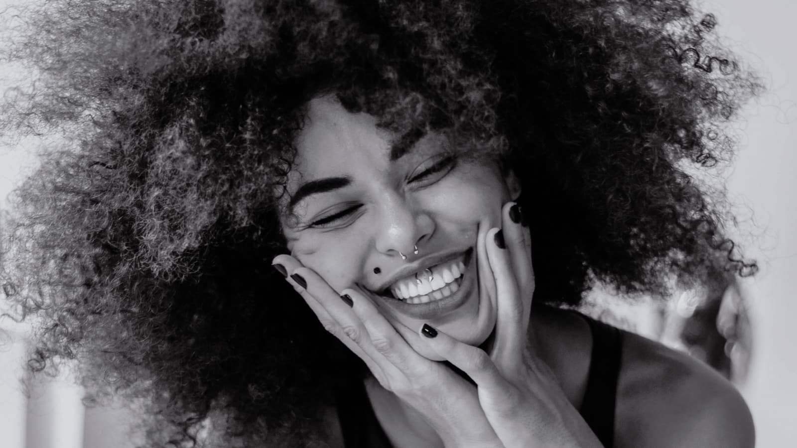 Paciente feliz con implante Maxtrim